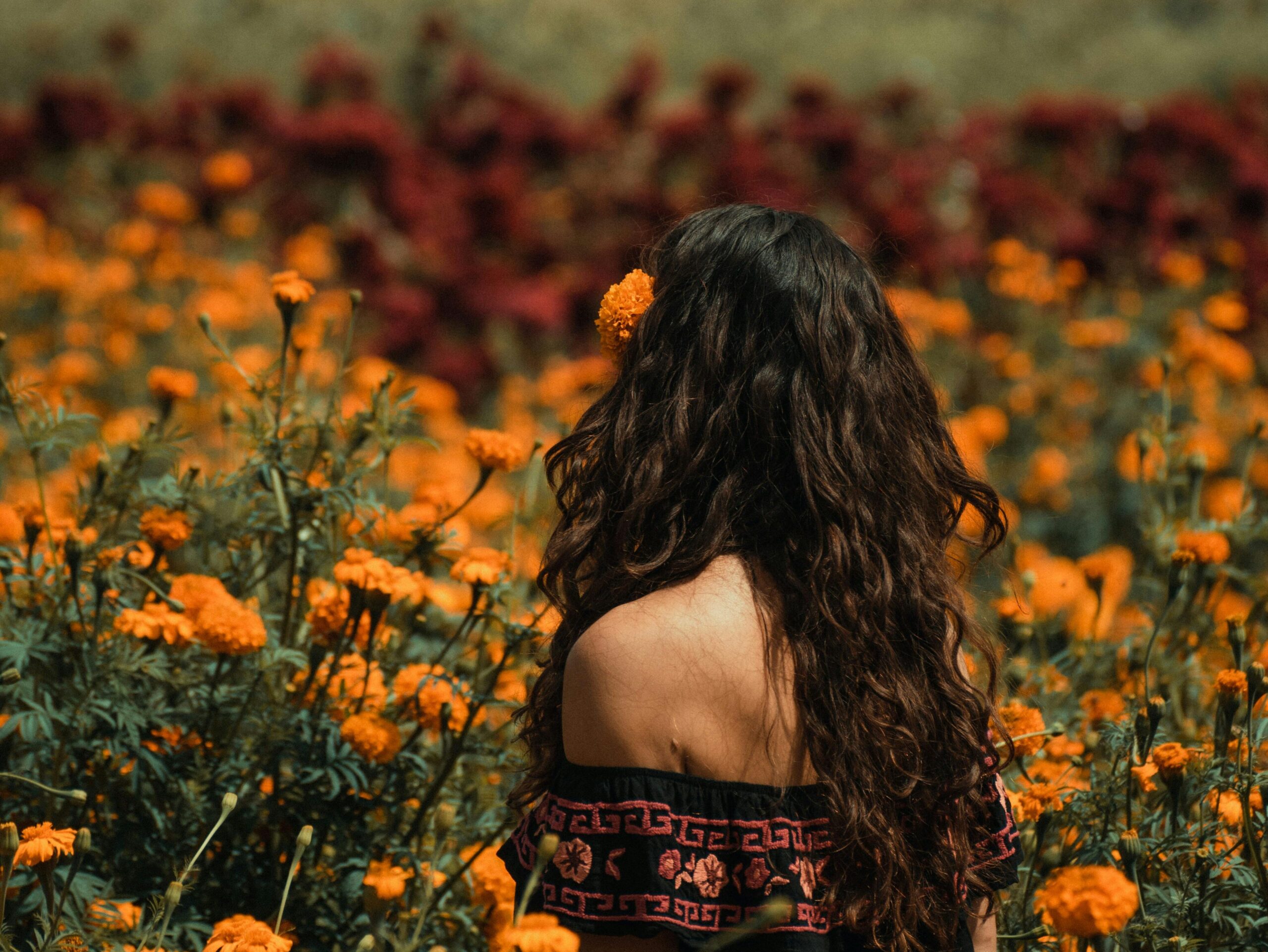 Mujer que está conociéndose